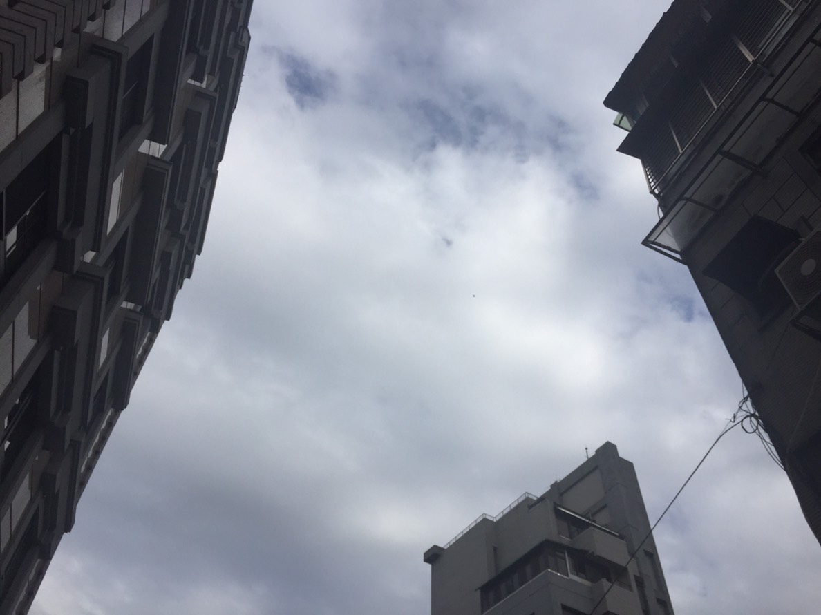 中央氣象局表示，今天白天隨著鋒面遠離，降雨漸緩。 圖：閻芝霖/提供