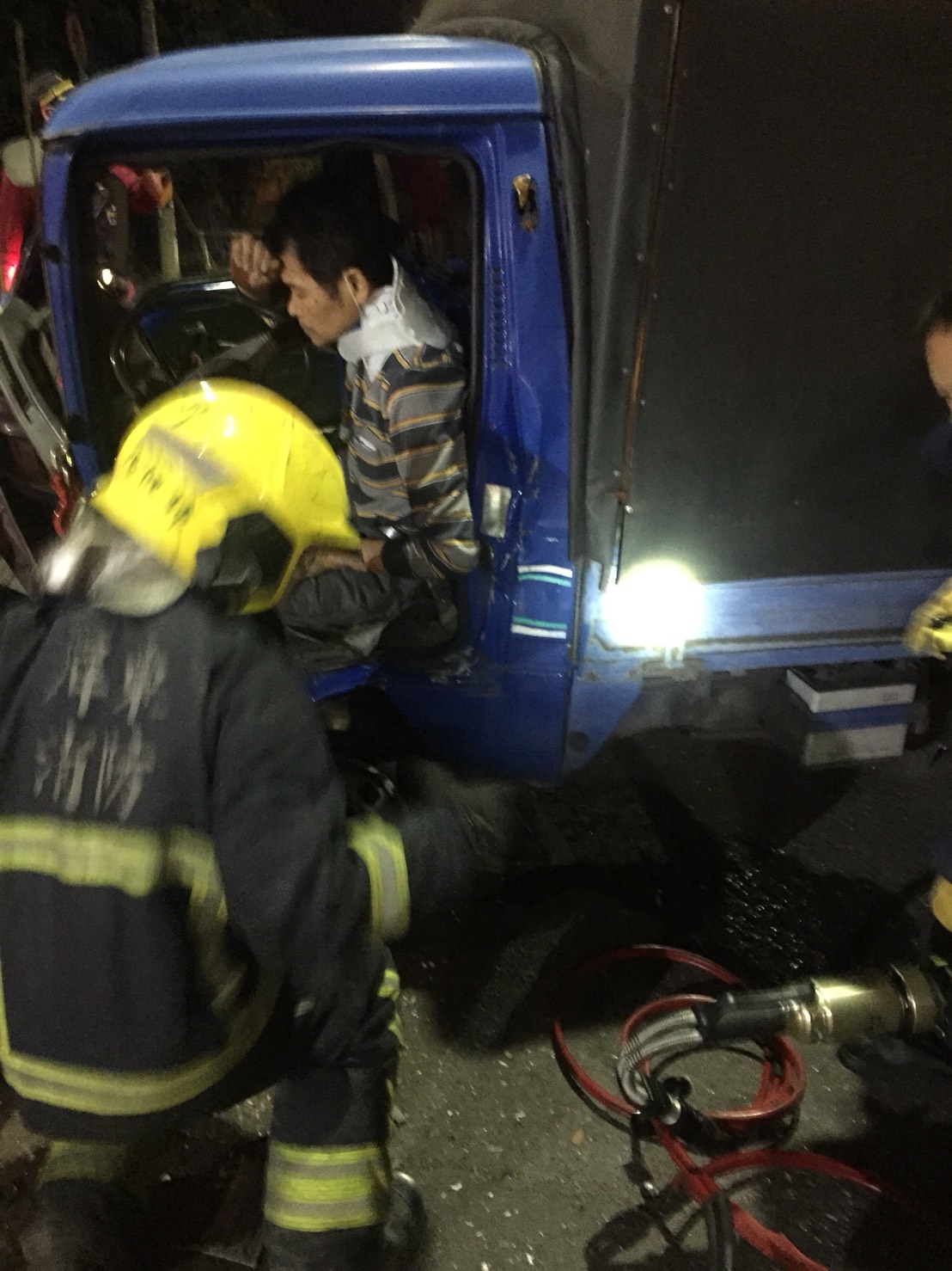 屏東縣萬丹鄉下蚶路與南北路交叉路口，8日凌晨發生小貨車車禍意外，現場多人受傷、駕駛被夾困在駕駛座上。 圖 : 翻攝自網路