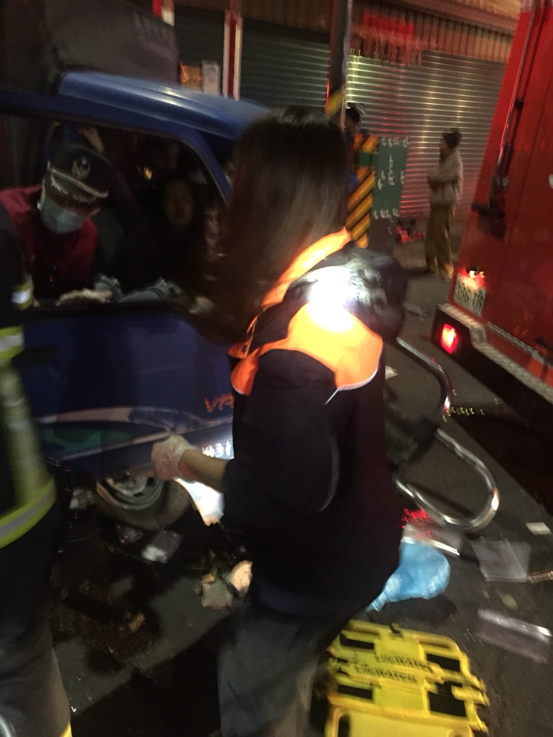 屏東縣萬丹鄉下蚶路與南北路交叉路口，8日凌晨發生小貨車車禍意外，現場多人受傷、駕駛被夾困在駕駛座上。 圖 : 翻攝自網路
