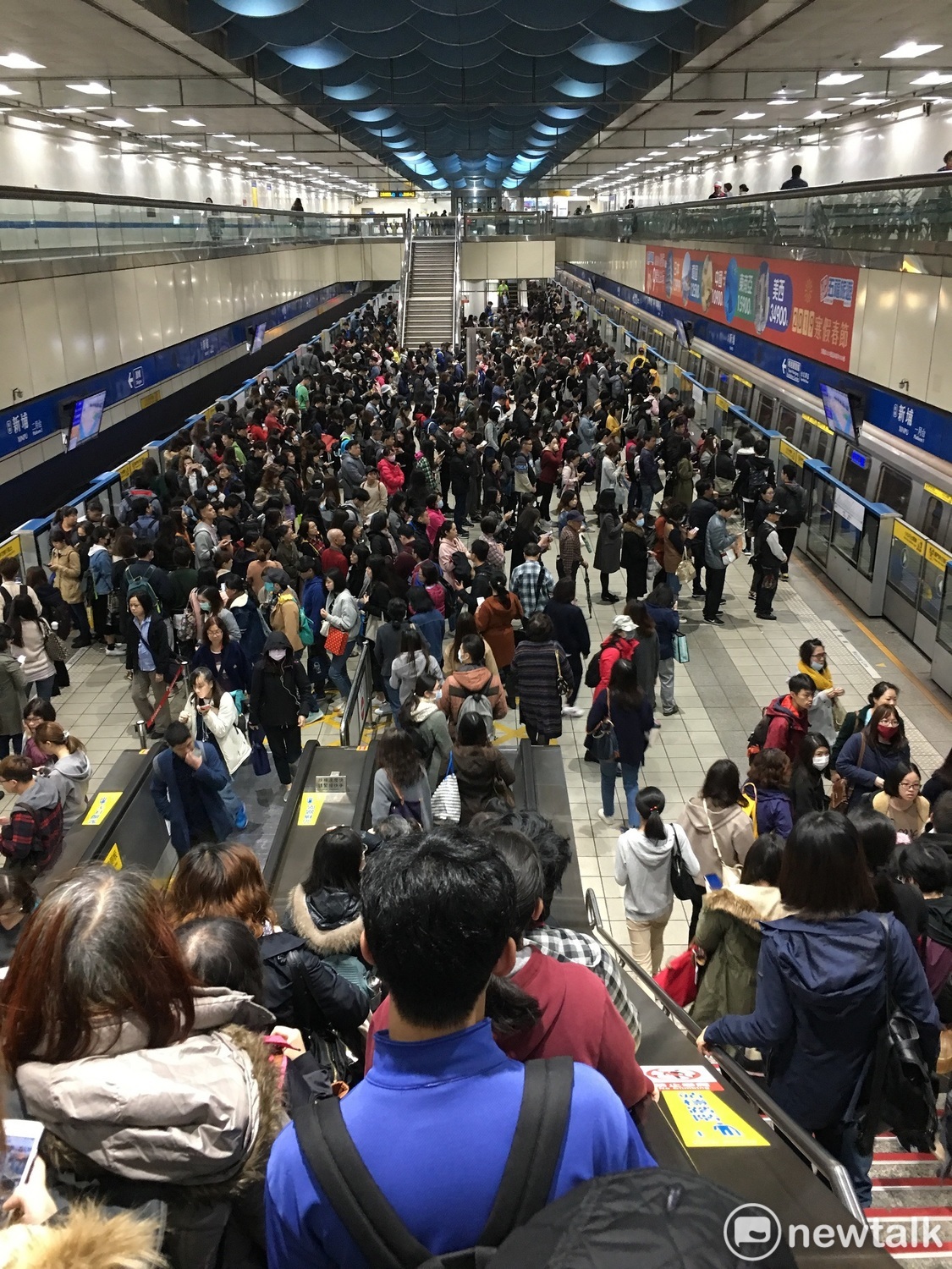 忠孝新生站管制往南港方向的旅客，板南線一度異常緊急停車，北捷按照SOP請1400人下車。 圖：葉宜哲/提供