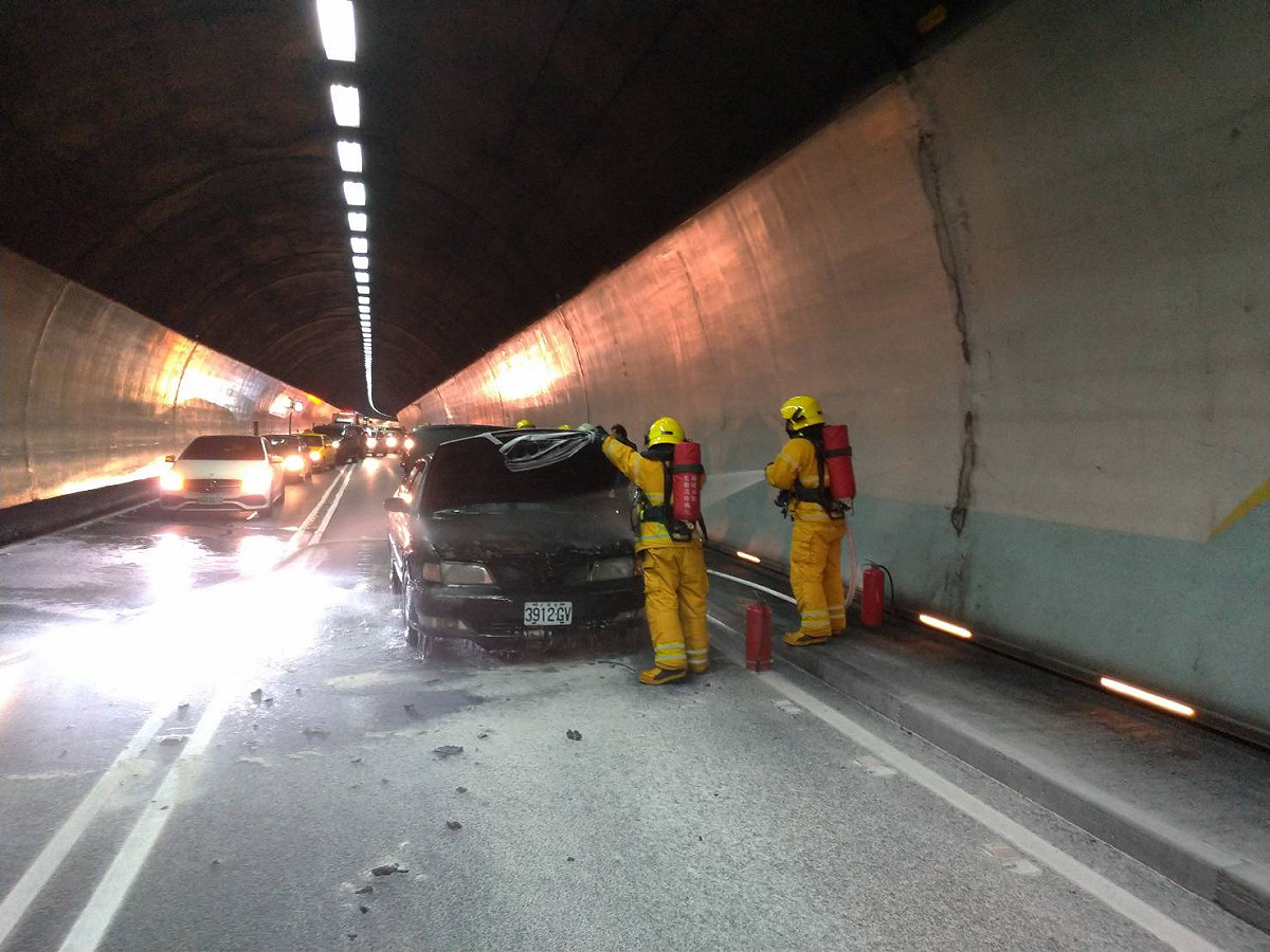 雪隧目前僅開放單向車道通車。 圖：新北市消防局／提供