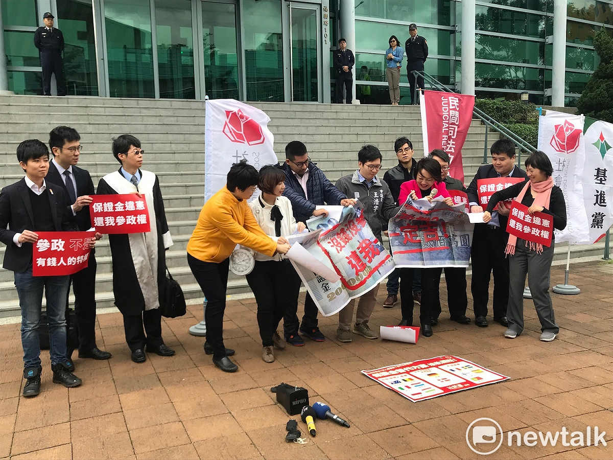 記者會上，多個小黨一起撕毀象徵200萬鉅額選舉保證金的紙牌。 圖 : 周煊惠 / 攝