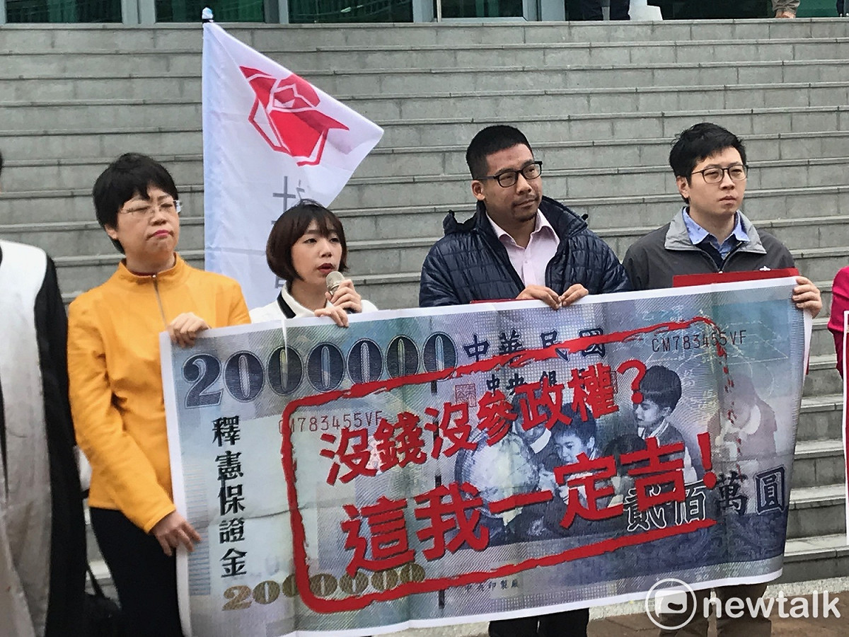 綠黨議員王浩宇（右起）、無黨立委參選人王奕凱、北投區溫泉里長參選人周楷茵、十八歲公民權推動聯盟召集人葉大華。 圖 : 周煊惠 / 攝