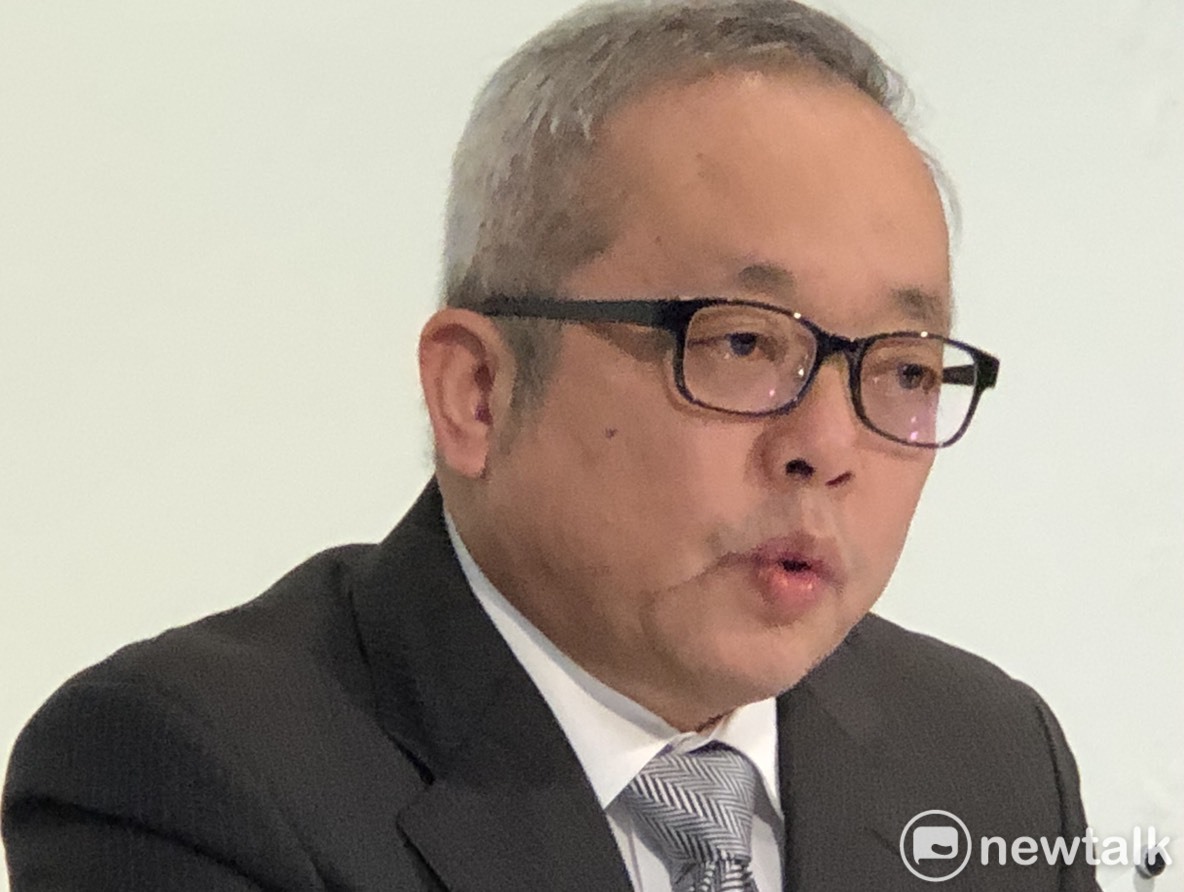 副院長施俊吉強調，不論是消費券或現金紅利絕對不會「全面」發放，但弱勢的部份不排除發現金補助。 圖：謝莉慧/攝