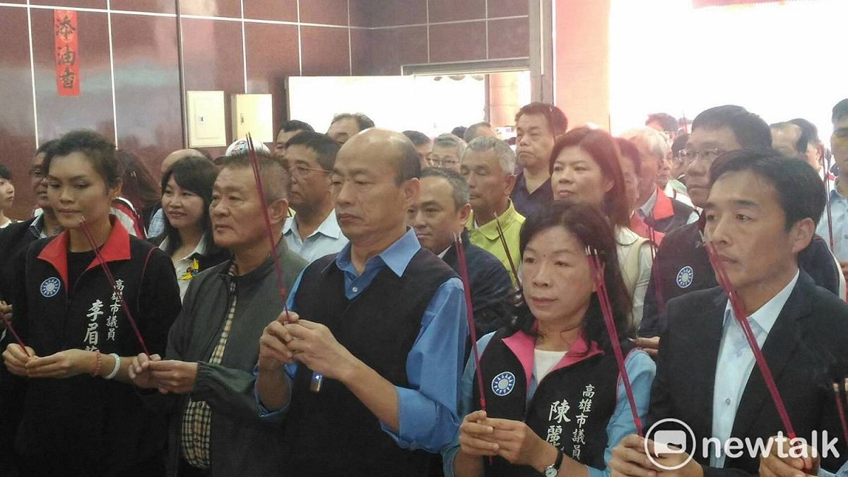 韓國瑜(中)帶頭向城隍爺上香。 圖：孫家銘/攝