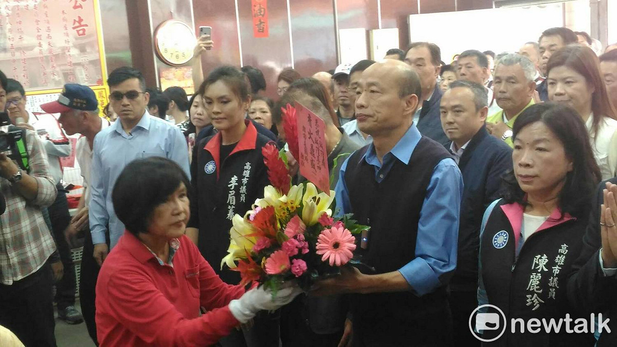 韓國瑜向城隍爺及眾神獻花。 圖：孫家銘/攝