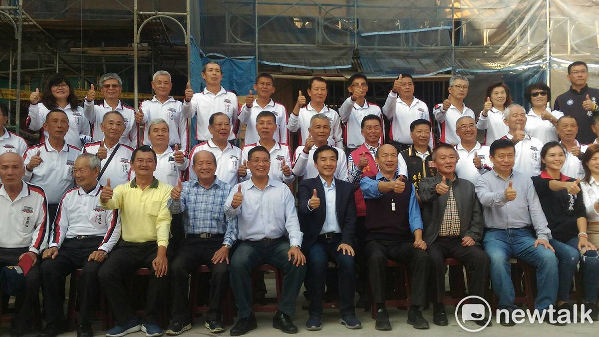 韓國瑜(右五)與市府團隊、廟方委員及地方仕紳合影。 圖：孫家銘/攝