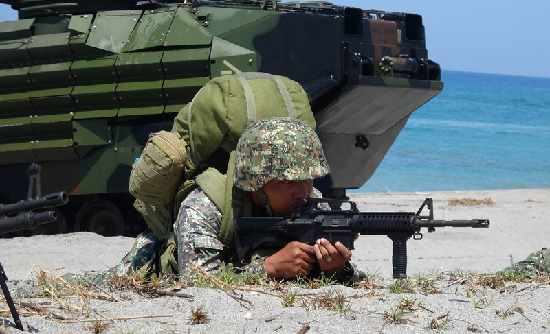 菲律賓軍方希望今年內剿滅菲律賓共產黨游擊隊。圖為菲律賓士兵在呂宋島中部聖安東尼奧鎮的一座軍事基地參加演習。 圖 : 中央社