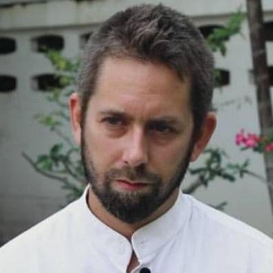曾遭中國秘密監禁又拍攝認錯影片的瑞典公民彼得達林，向英國投訴，要求撤照中國中央電視台。 圖：翻攝彼得達林推特