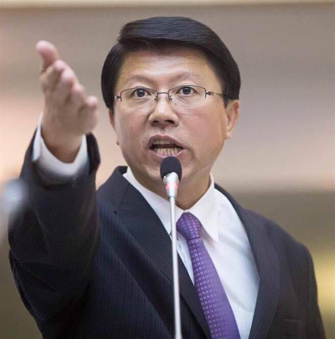 國民黨台南市議員謝龍介在大選前曾承諾跳柳川，如今表示，等疫情過後一定會跳。 圖：取自謝龍介臉書（資料照片）