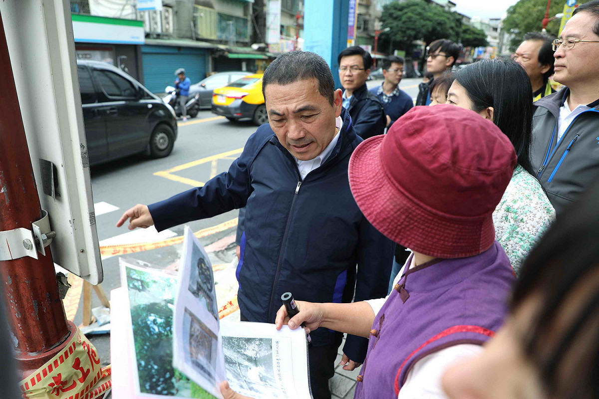侯友宜8日走訪板橋林家花園，不少警務人員著便衣到場維安。
 圖：新北市政府/提供