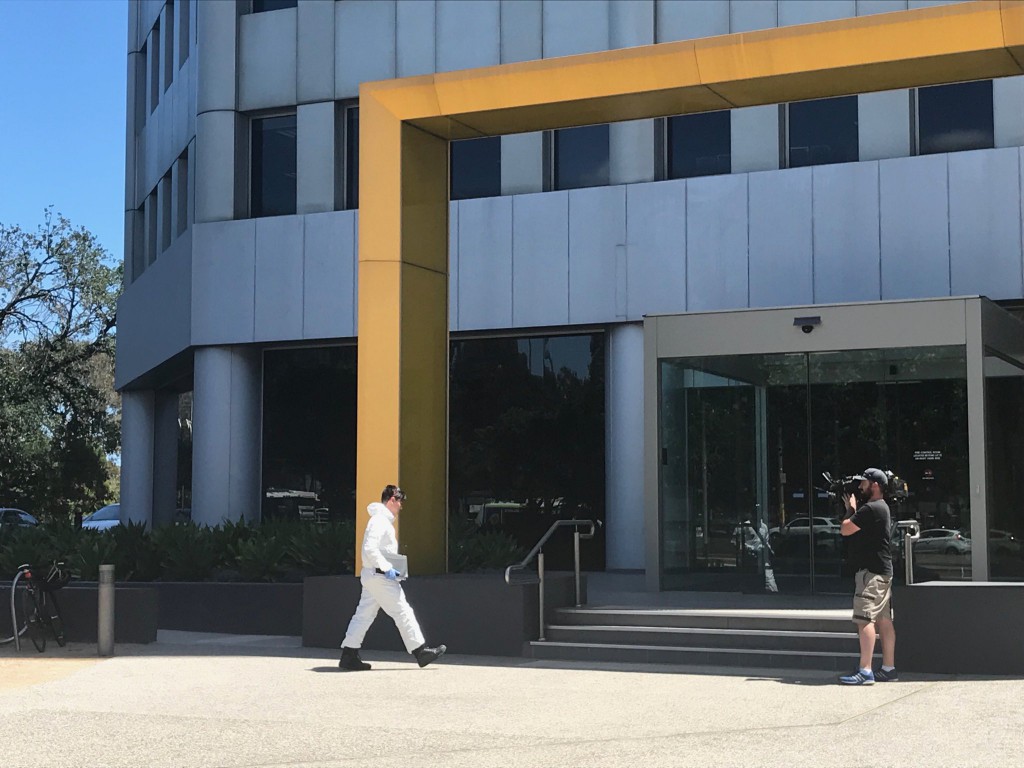 今（9）日，澳洲墨爾本（Melbourne）各國領事局紛紛傳出收到不明包裹，可能含有毒物質在內，當地警局已撤離領事館人員，進行檢驗包裹。 圖：7 News Melbourne 推特／擷取