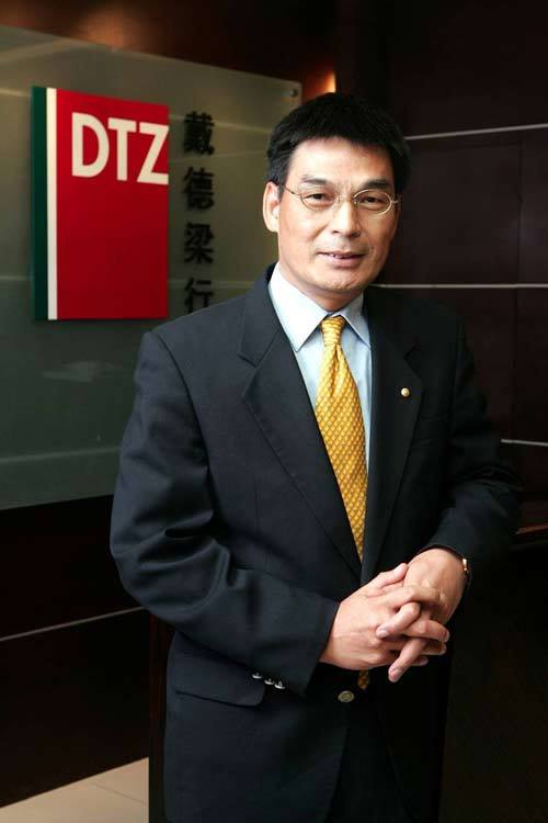 今日戴德梁行董事總經理顏炳立出席2019年房地產市場展望記者會，更針對2019年房地市場提出評論。 圖:翻攝自房地產交流臉書平台。