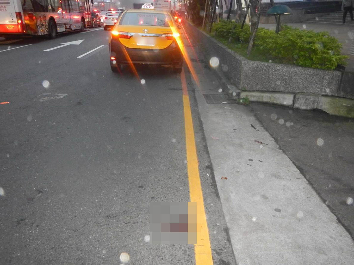張姓司機遭撞後緊急送醫急救，現場留下一灘血，觸目驚心。 圖：龜山分局／提供