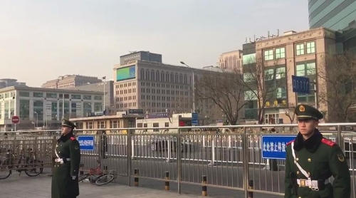 金正恩的專列9日下午2時8分從北京火車站啟程，沿途戒備森嚴，考慮到搭乘專列從北京到丹東耗時12-14個小時，預計金正恩將於10日上午抵達朝鮮。 圖：翻攝自韓聯社視頻