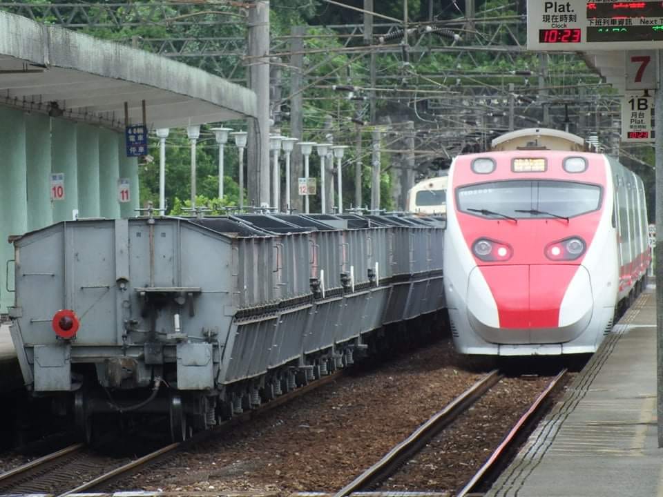 台鐵春節西部幹線車票今凌晨開賣，搶票狀況激烈，一分鐘賣出千張。 圖：翻攝台鐵家族臉書