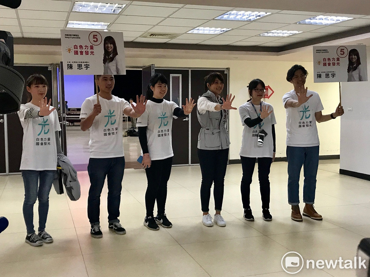 「柯家軍」立委參選人陳思宇抽到5號，以台語喊「思宇推觀光，真正有（台語音似5）能力」。 圖 : 周煊惠 / 攝