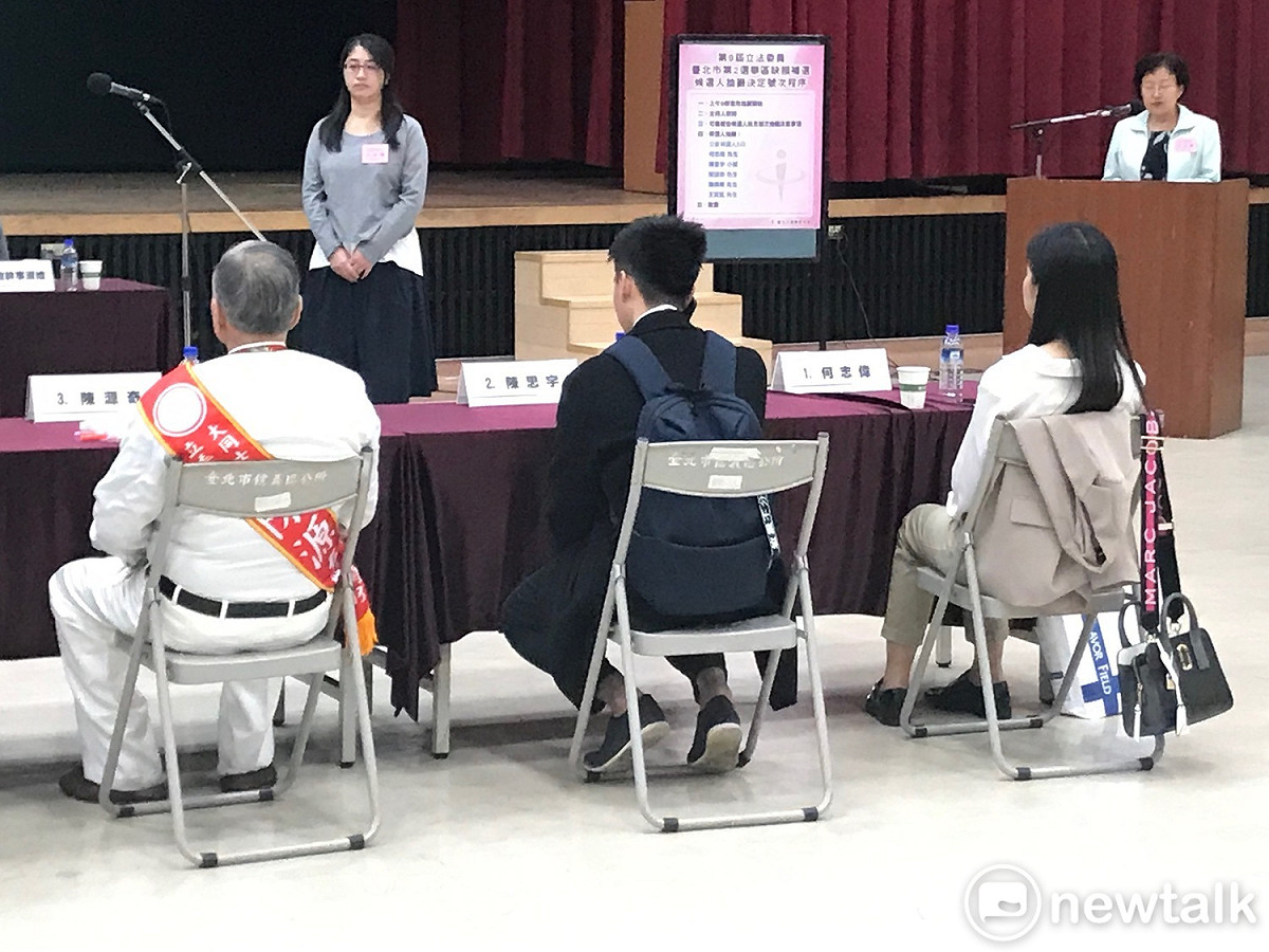 陳思宇抽號次差點遲到，一度由幕僚蔡峻維（中）坐在位置上等抽籤。 圖 : 周煊惠 / 攝