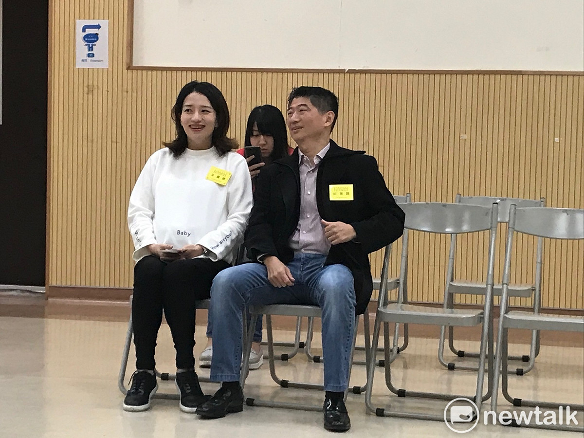 國民黨立委參選人陳炳甫帶即將臨盆的妻子出席。 圖 : 周煊惠 / 攝