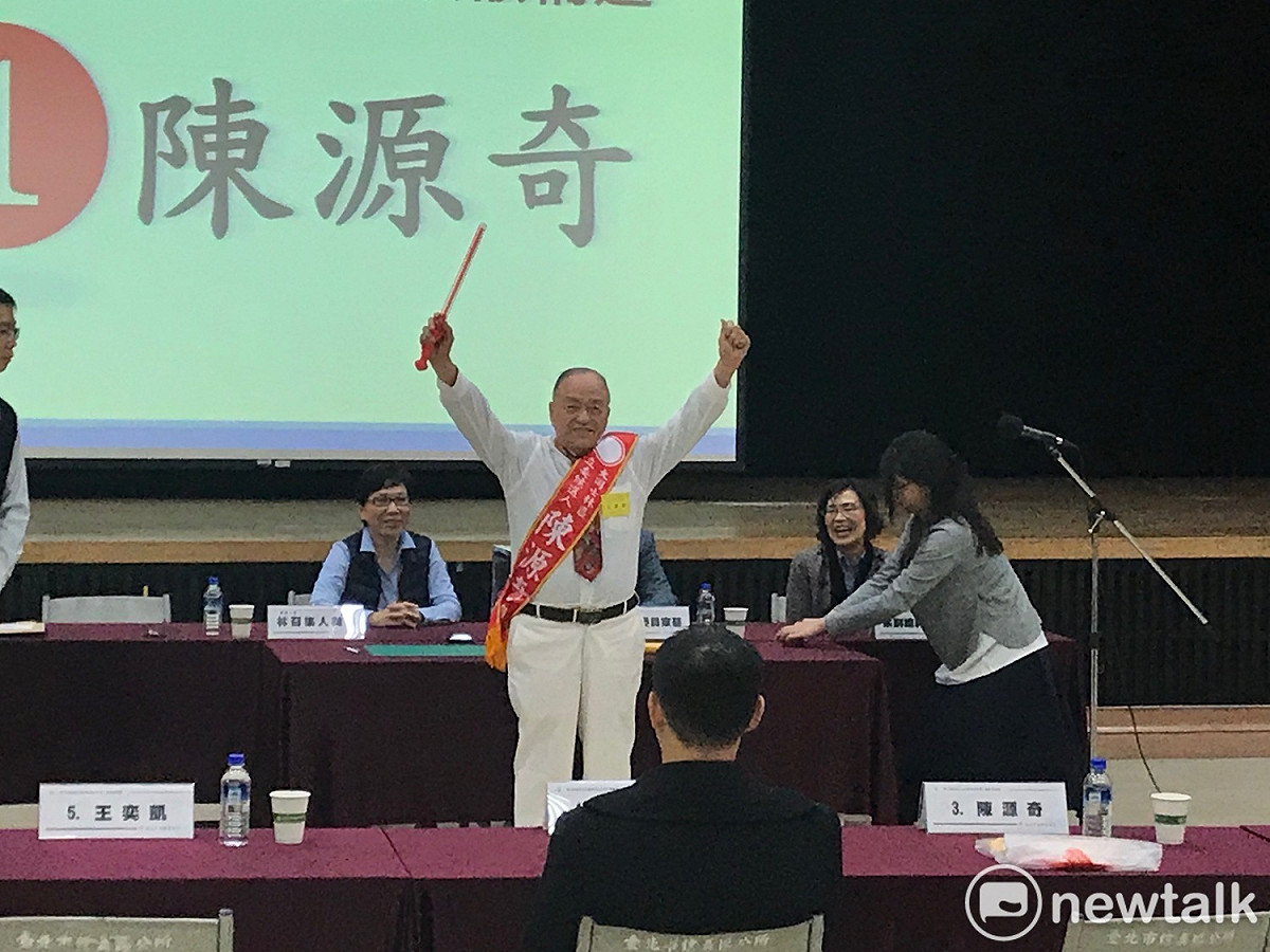 立委參選人陳源奇手拿仙女棒喊「求仙女棒給我籤王」。 圖 : 周煊惠 / 攝