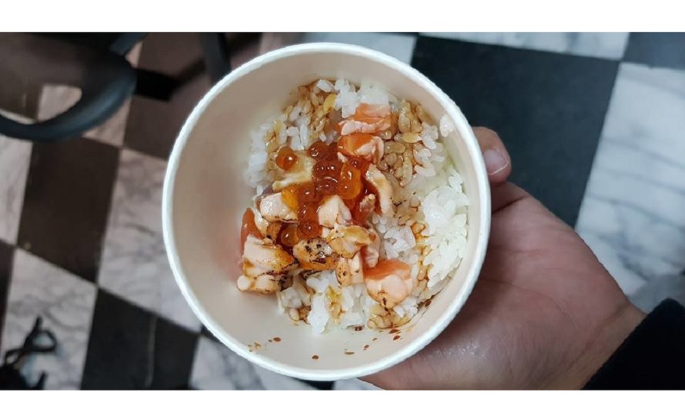 網友買了一份「炙燒海鮮丼飯」外帶，怎料回家打開準備品嘗卻讓他傻眼又失望。 圖／翻攝自臉書社團爆怨公社