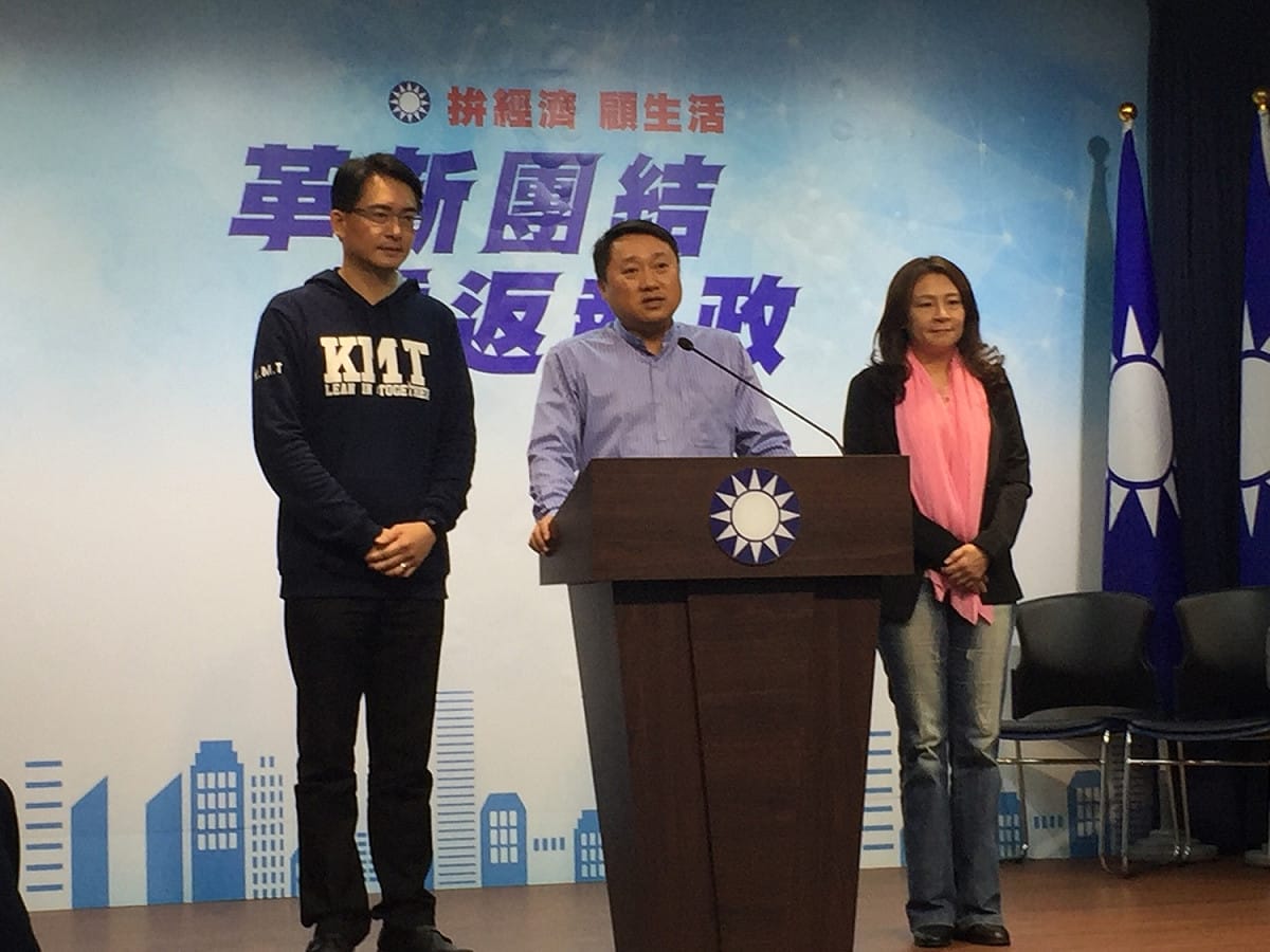 國民黨今（10）天公布彰化縣立委補選提名人選，根據連續兩天民調結果，確定徵召前彰化縣副縣長柯呈枋（左一）出征。 圖：趙婉淳／攝