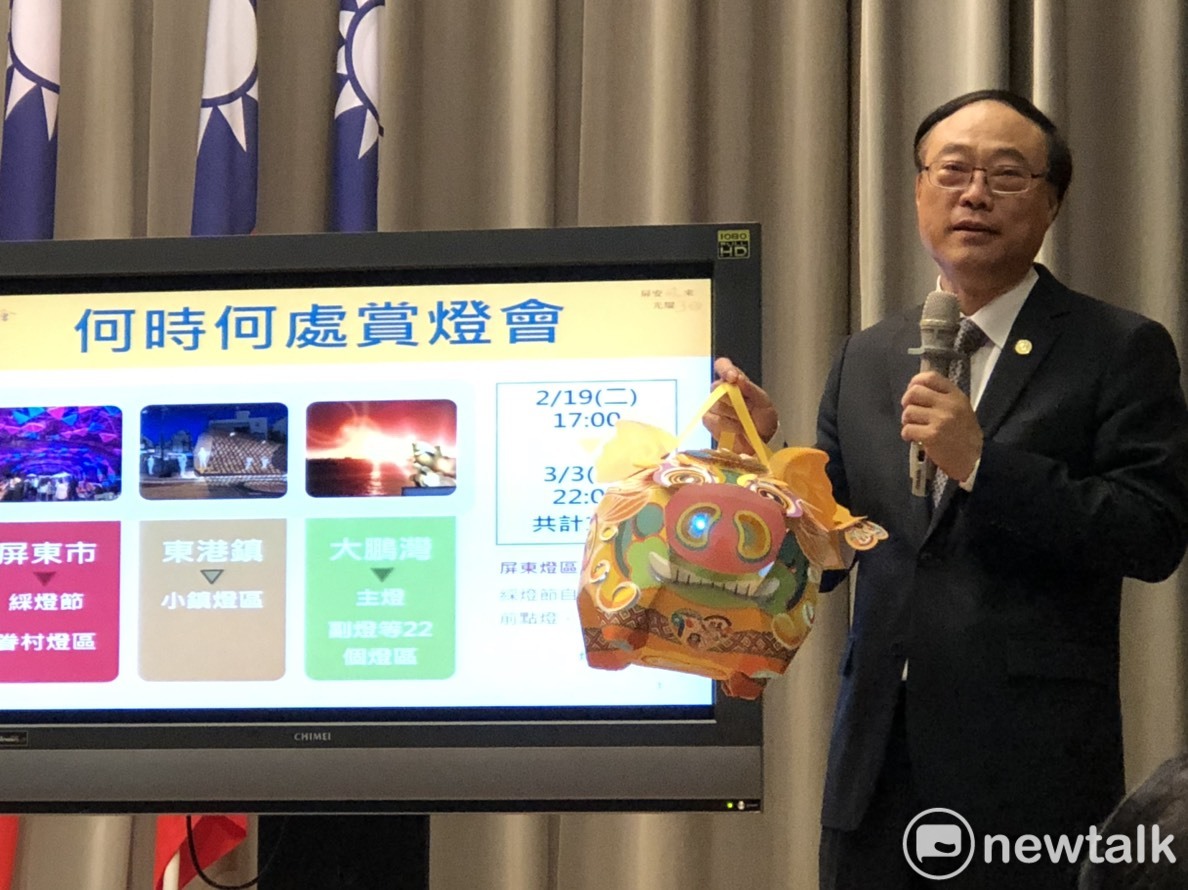 觀光局長周永暉介紹豬年小提燈。 圖：謝莉慧/攝