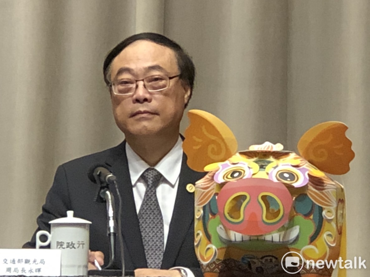 觀光局長周永暉說，己亥年生肖「豬」將化身為各種可愛模樣出現在「P.P.Party豬豬派對」、豐豬爺副燈及撲滿小提燈，共有三種顏色 圖：謝莉慧/攝