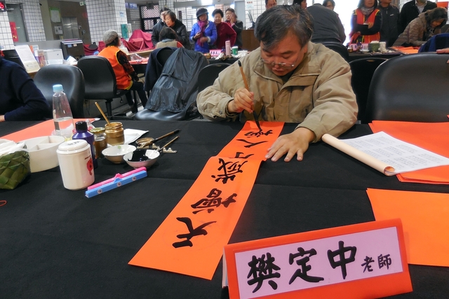 土城區公所舉辦迎春活動，邀請書畫老師贈送市民春聯及剪紙。
 圖：土城區公所/提供