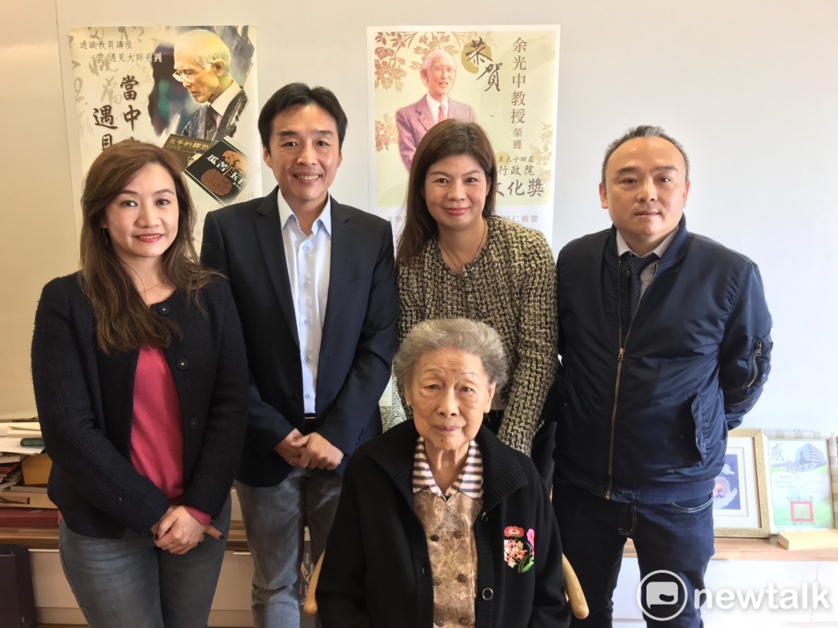 (右起)高雄市觀光局長潘恆旭、文化局代理局長王文翠、民政局長曹桓榮及新聞局長王淺秋連袂拜訪余光遺孀范我存。 圖：孫家銘／攝