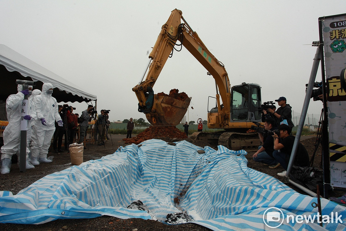 桃園市政府今(10)日下午率全國之先舉行非洲豬瘟緊急防疫大型實地演練，從疫情通報到後續的撲殺、消毒、就地掩埋或焚燒，每個環節都相當逼真。 圖：林昀真/攝
