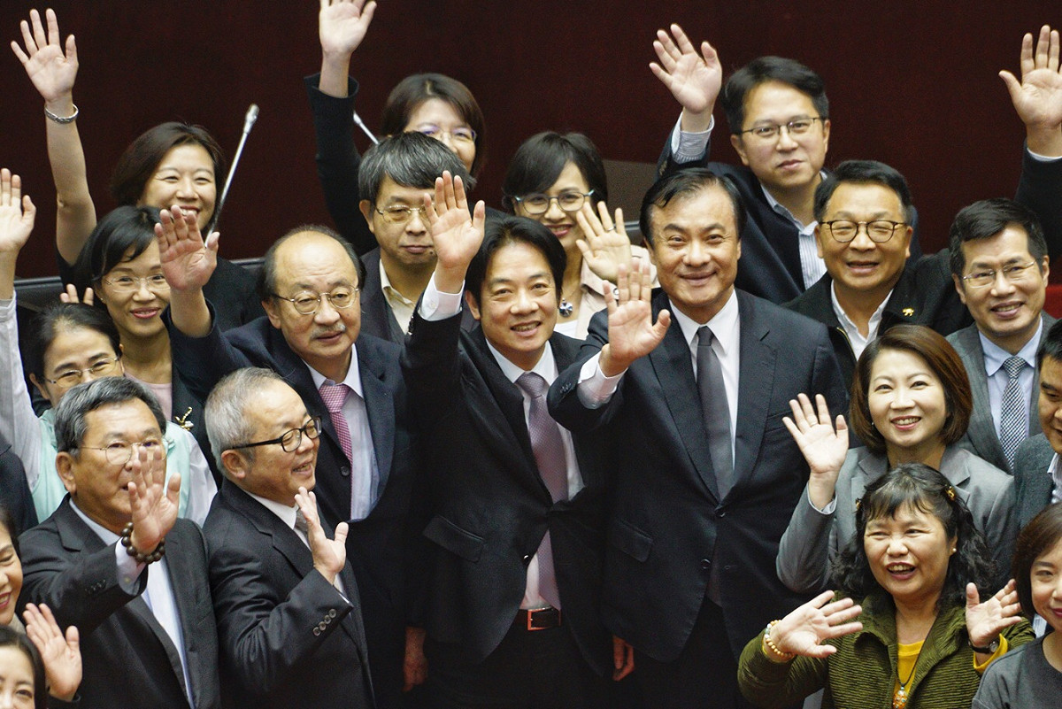 行政院長賴清德今天傍晚到立法院與朝野立委致意，並與綠委拍謝這張畢業照。 圖：張良一/攝
