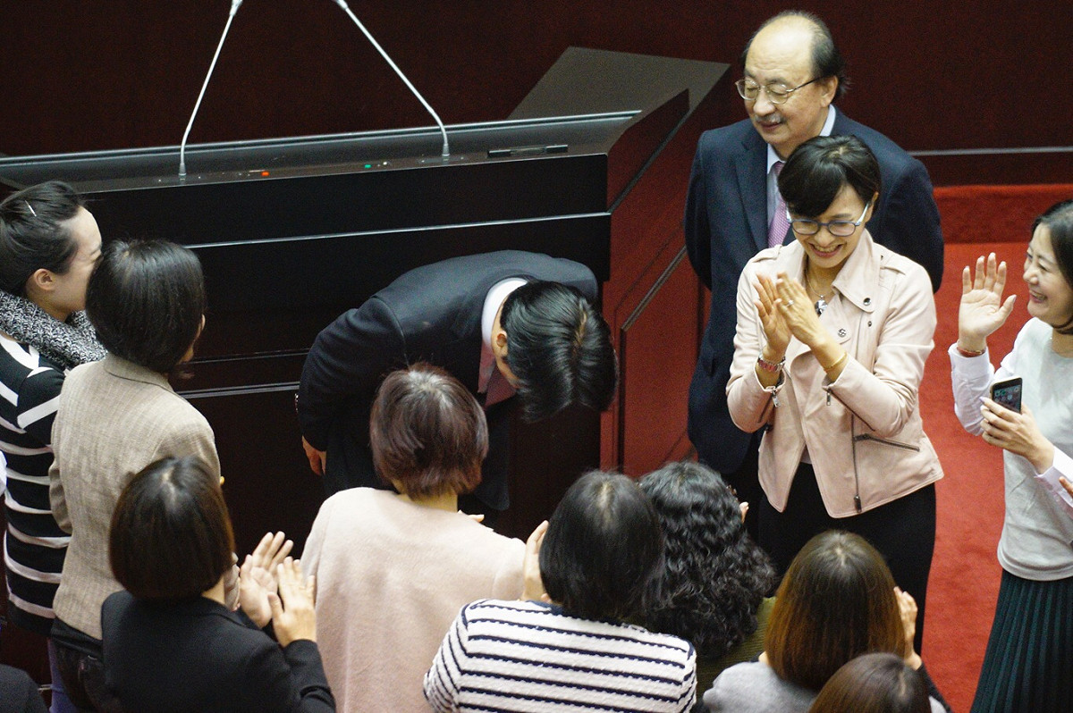行政院長賴清德向綠委深深一鞠躬致謝。 圖：張良一/攝