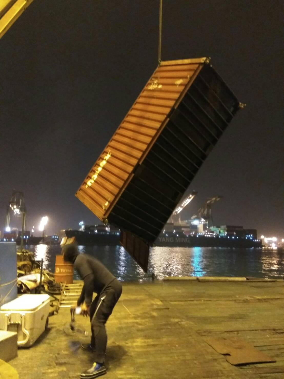 工作人員徹夜打撈吊掛落海的空櫃。 圖：高雄港分公司/提供