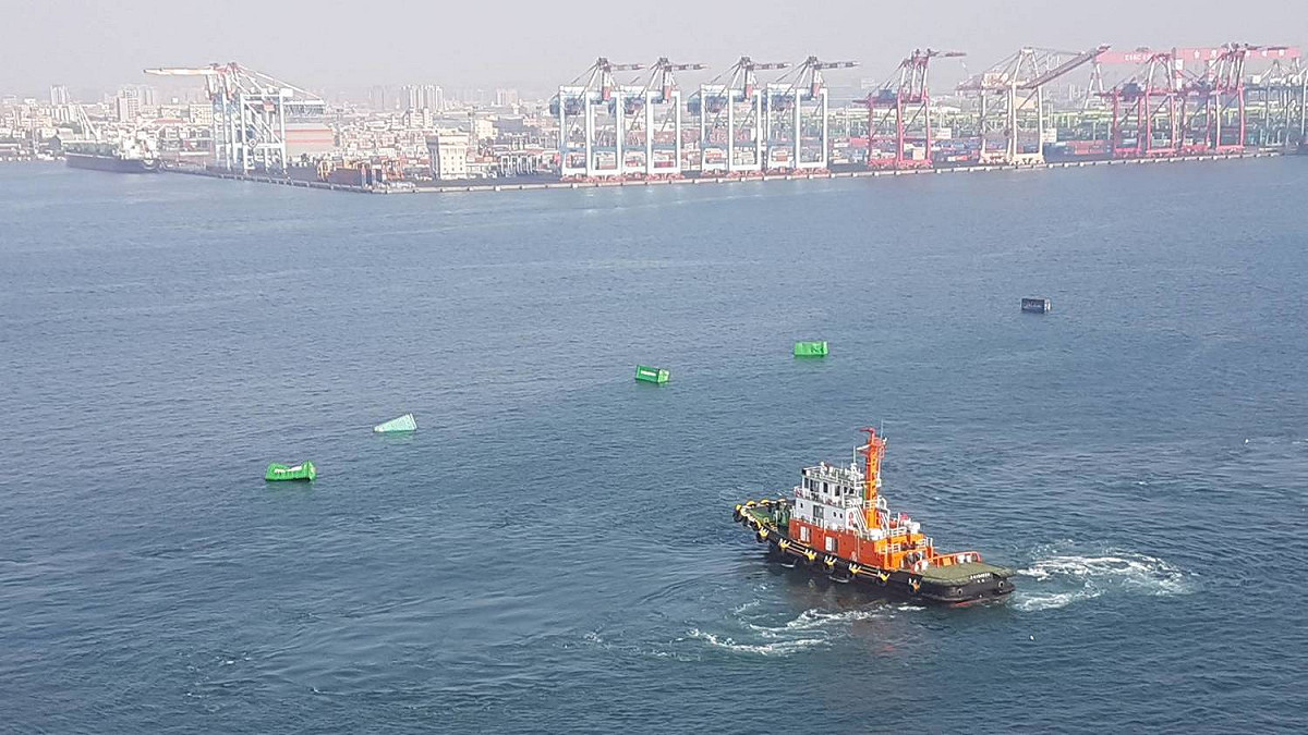 掉落的空櫃在第二港口回船池漂浮。 圖：高雄港分公司/提供