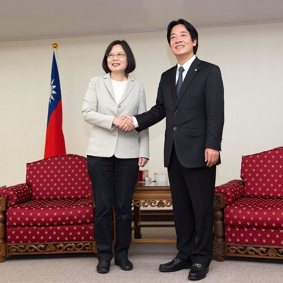 前行政院長賴清德將與總統蔡英文競爭，代表民進黨參選2020總統大選，消息一出，引爆民進黨內派系不團結的疑雲。 圖：翻攝蔡英文 Tsai Ing-wen臉書