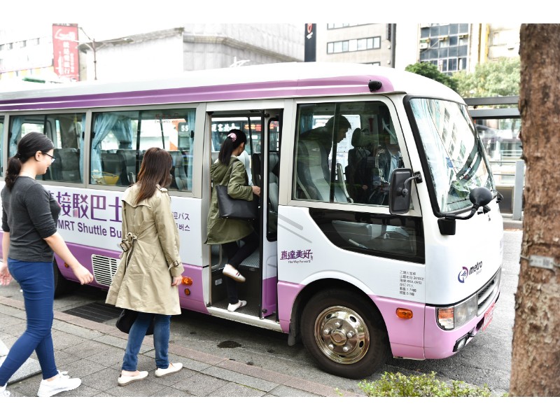 桃機捷運配合飯店旅館推免費接駁巴士，讓旅客能夠快速抵達A1台北車站搭乘機場捷運。 圖：桃機捷運/提供