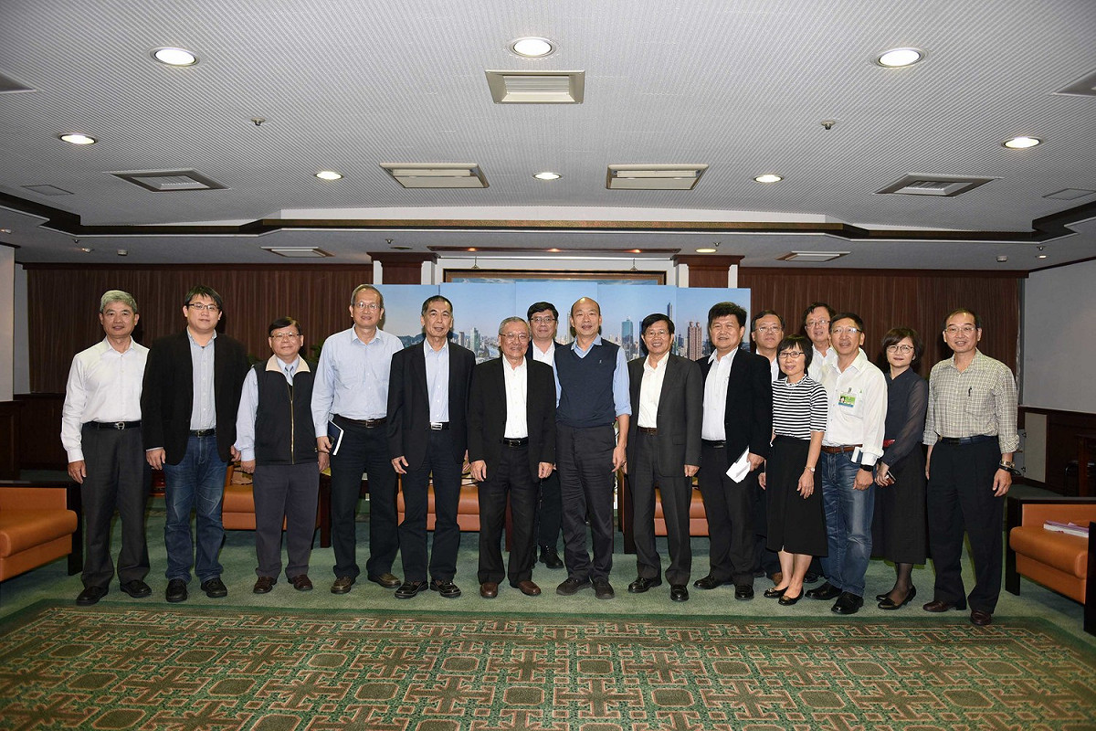 韓國瑜接見中油高階幹部一行人。 圖：高雄市新聞局提供