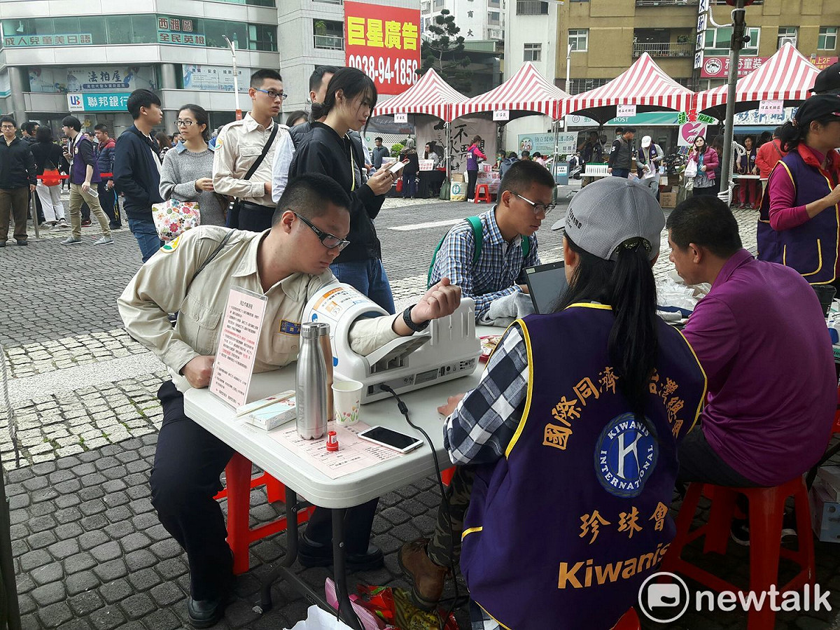 逃園市府前廣場上午聚集人潮排隊等捐血。 圖：林昀真/攝