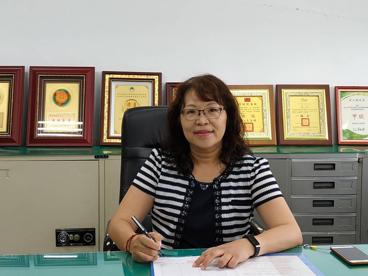 彰化縣教育處長陳逸玲解釋原校長遴選必須重新作業的理由。 圖：翻攝自彰化縣政府網站