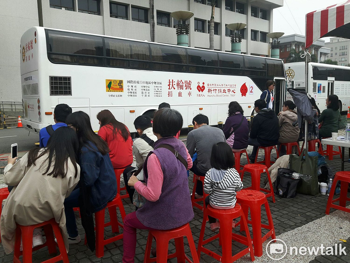 捐血中心出動4台捐血車，現場民眾及市府團隊超過5百人排隊捐血，希望在下午4點半活動結束前，達到1千袋血的目標。  圖：林昀真/攝 (資料照片)