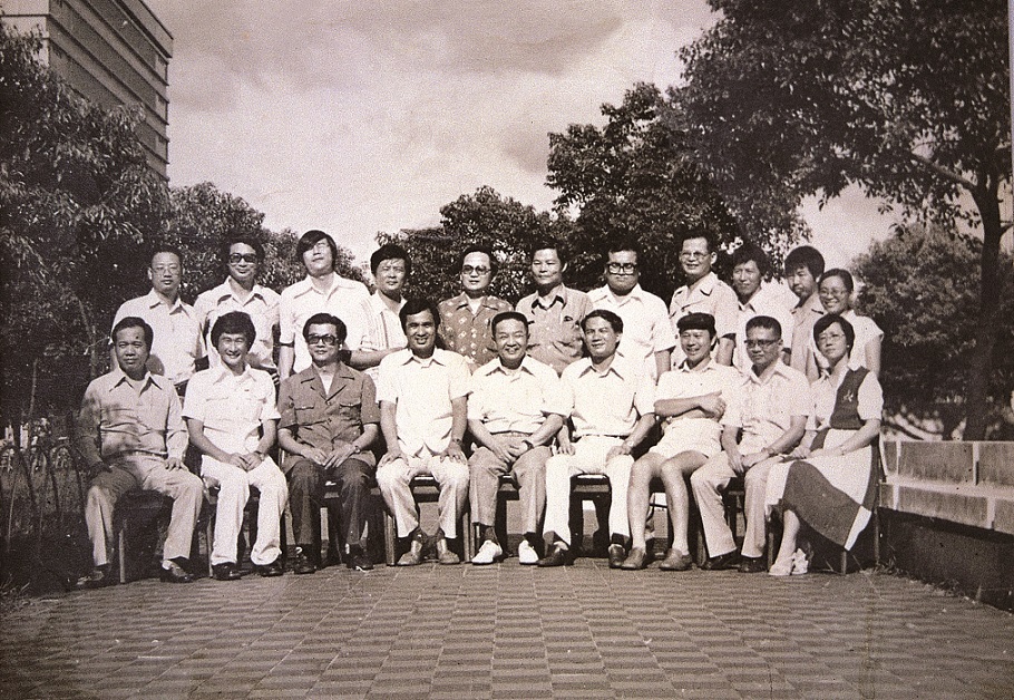 《美麗島》雜誌社成員在仁愛路上合影，前排右起呂秀蓮、黃天福、許信良、林義雄、黃信介、姚嘉文、張俊宏、施明德、林文郎；後排右起張美貞、陳忠信、劉峰松、歐文港、魏廷朝、楊青矗、吳哲朗、陳博文、紀萬生、謝秀雄、張榮華。 圖：張榮華／提供