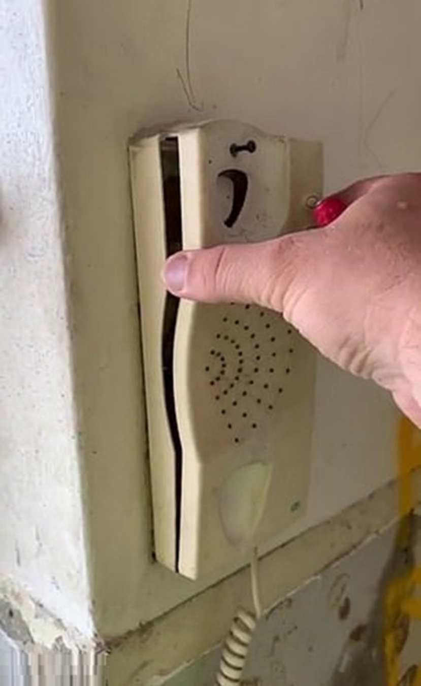 猜猜這個電話裡面藏了什麼？ 圖／翻攝YouTube影片