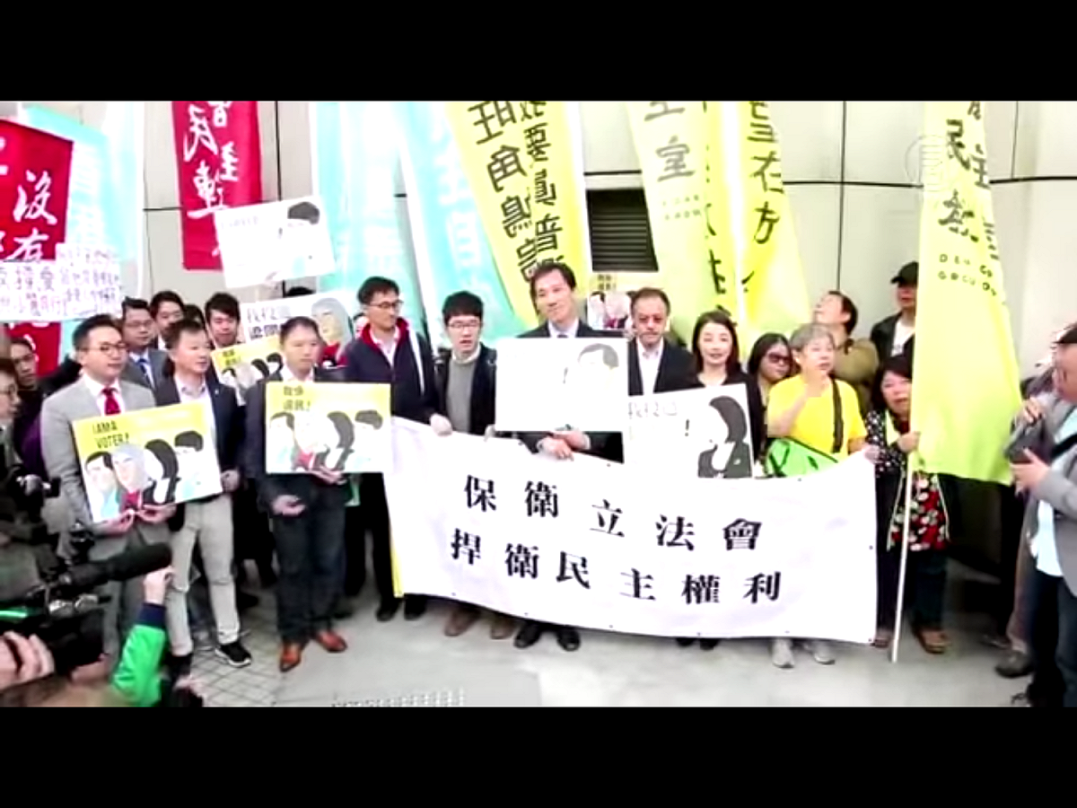 香港政府去年10月宣佈取消民主派活動人士劉小麗立法會補選的資格，稱任何鼓吹「港獨」或推動「民主自決」的人參加競選都不符合基本法。此前在三月的選舉中，香港政府還至少禁止了三名民主派候選人參選，其中包括2014年抗議活動中的著名學生領袖周庭。 圖：翻攝自Youtube