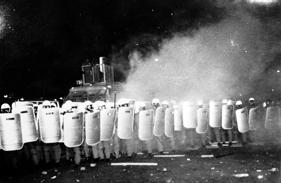 1979年12月10日，世界人權紀念日活動現場民眾首度看見憲警出動的鎮暴車，而且噴出白色的煙霧，造成衝突的開始。 圖：艾琳達／提供