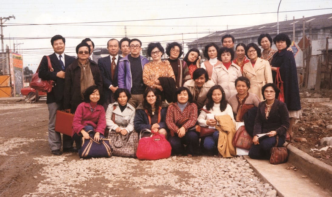 1979年12月14日，美麗島受難家屬攝於景美軍事監獄前。 圖：袁嬿嬿／提供