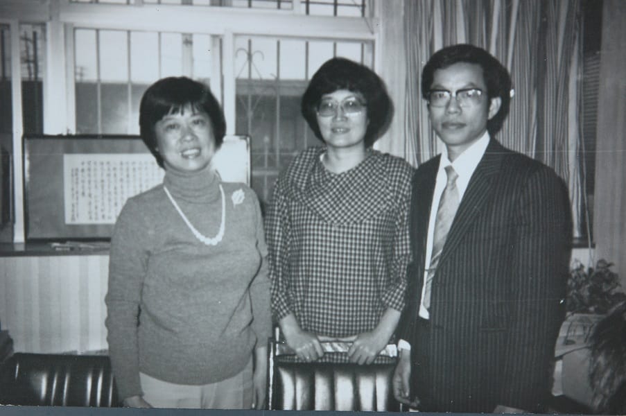 1980年台灣作家陳若曦（左一）與姚嘉文的妻子周清玉（中）、美麗島辯護律師謝長廷合影。 圖：周清玉／提供