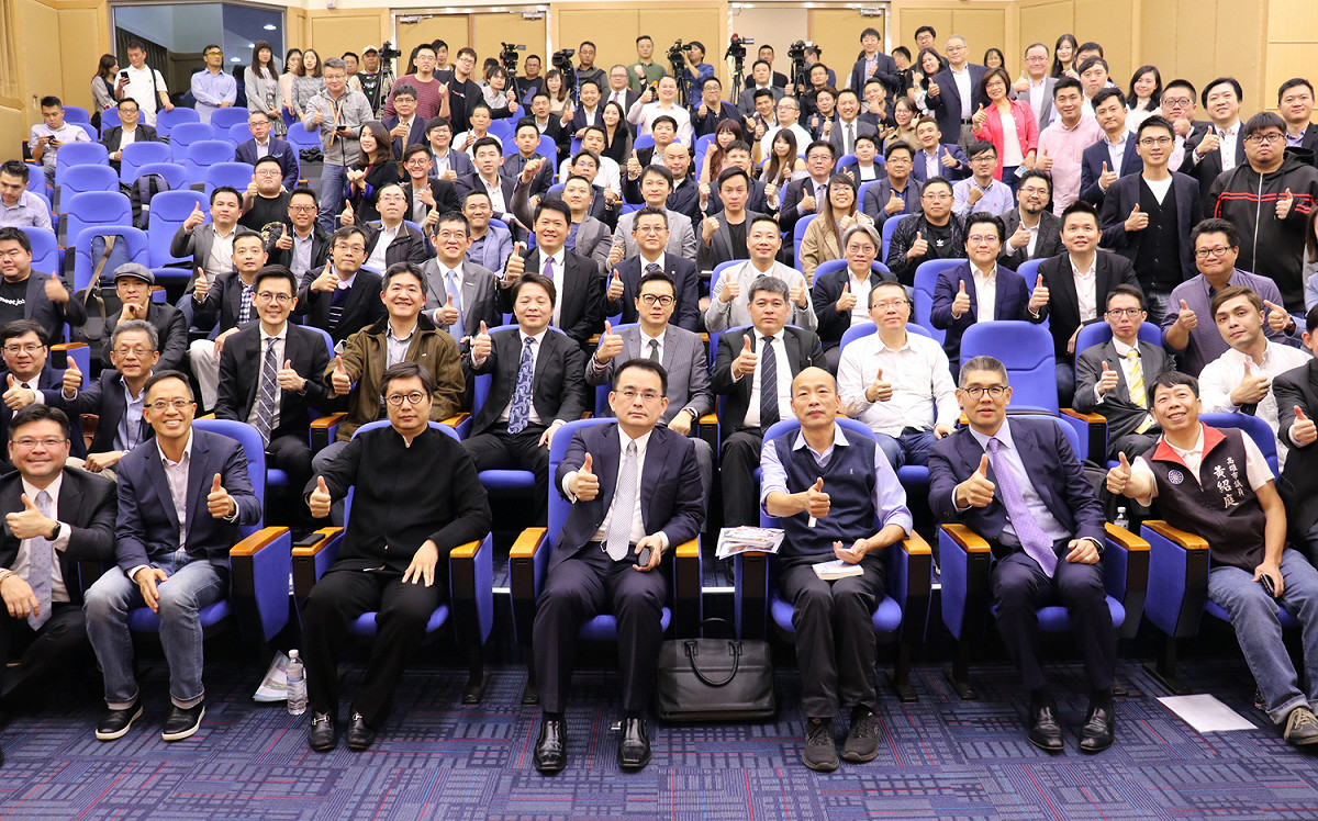 連勝文(前排右二)率160位創業企業家南下力挺韓國瑜(前排右三)。 圖：高雄市新聞局提供