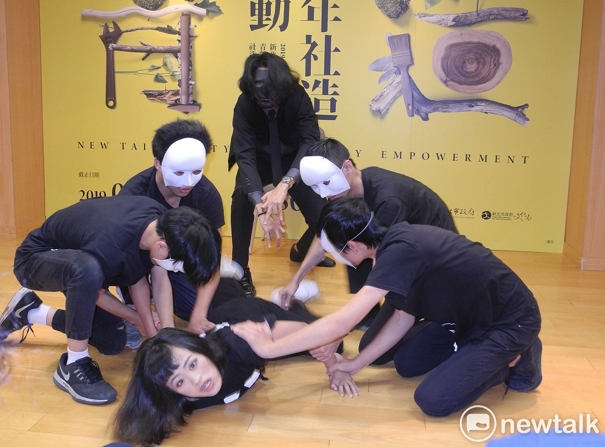 「逆風劇團」在「新北青年社造行動」記者會中演出戲劇，傳達高關懷少年在逆境中尋找自我價值的渴望。 圖：王峻昌/攝