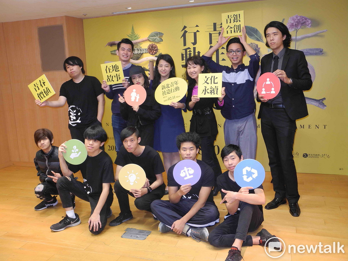 「2019新北市政府文化局青年參與社造行動」計畫，由文化局長蔡佳芬(後排中)與曾獲補助社團宣布徵件活動起跑。 圖：王峻昌/攝